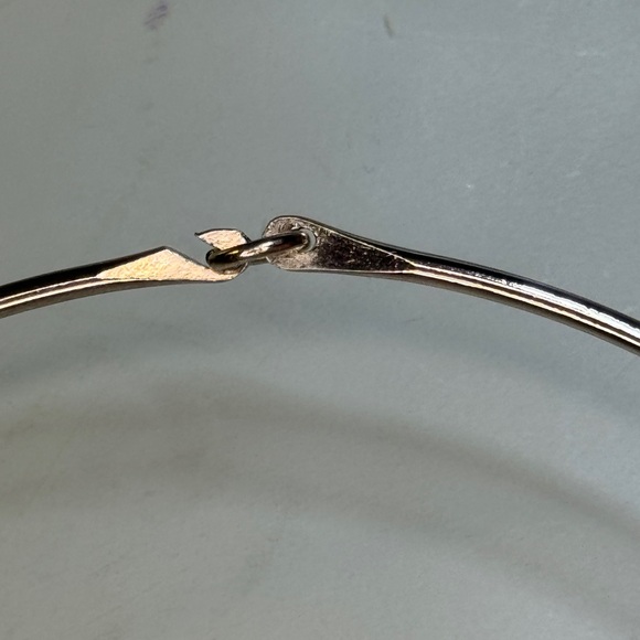 Artisan made green glass and silver tone pendant on a choker - Picture 7 of 8